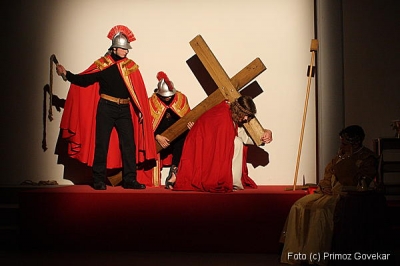Jezus pade prvič pod križem   
