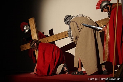 Jezus pade drugič pod križem   