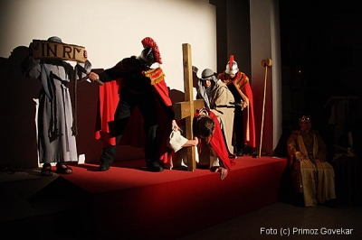 Jezus pade tretjič pod križem   