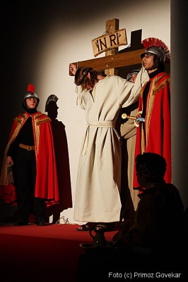 Jezus umrje na križu   