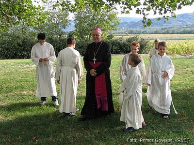msgr. Metod Pirih med ministranti, foto PG