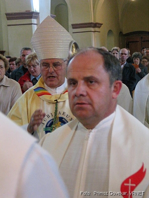 msgr. Metod Pirih (v ozadju levo), foto PG